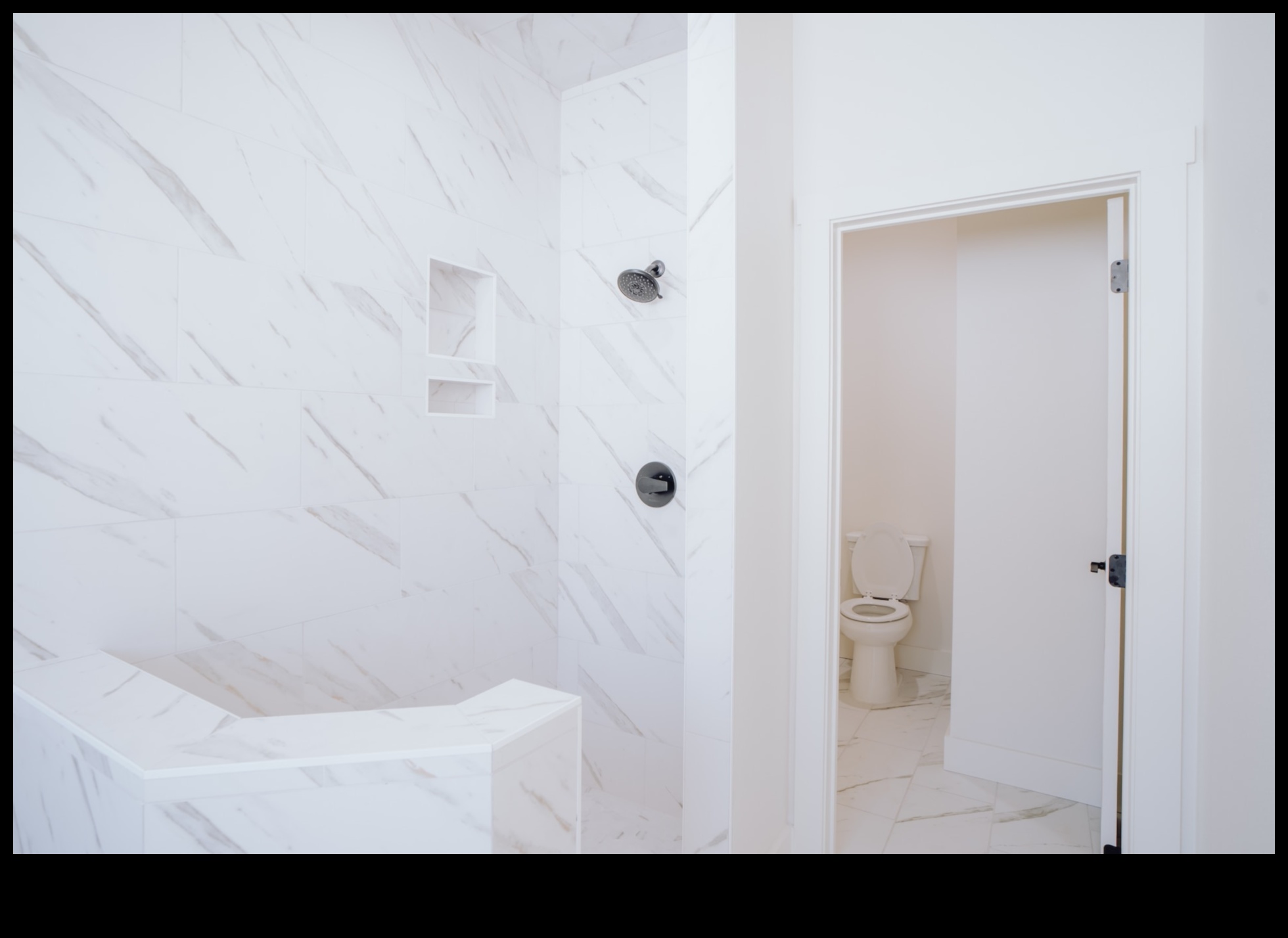 Πώς μπορώ να χρησιμοποιήσω το μάρμαρο στο μοντέρνο σχεδιασμό μπάνιου για μια πολυτελή εμφάνιση;