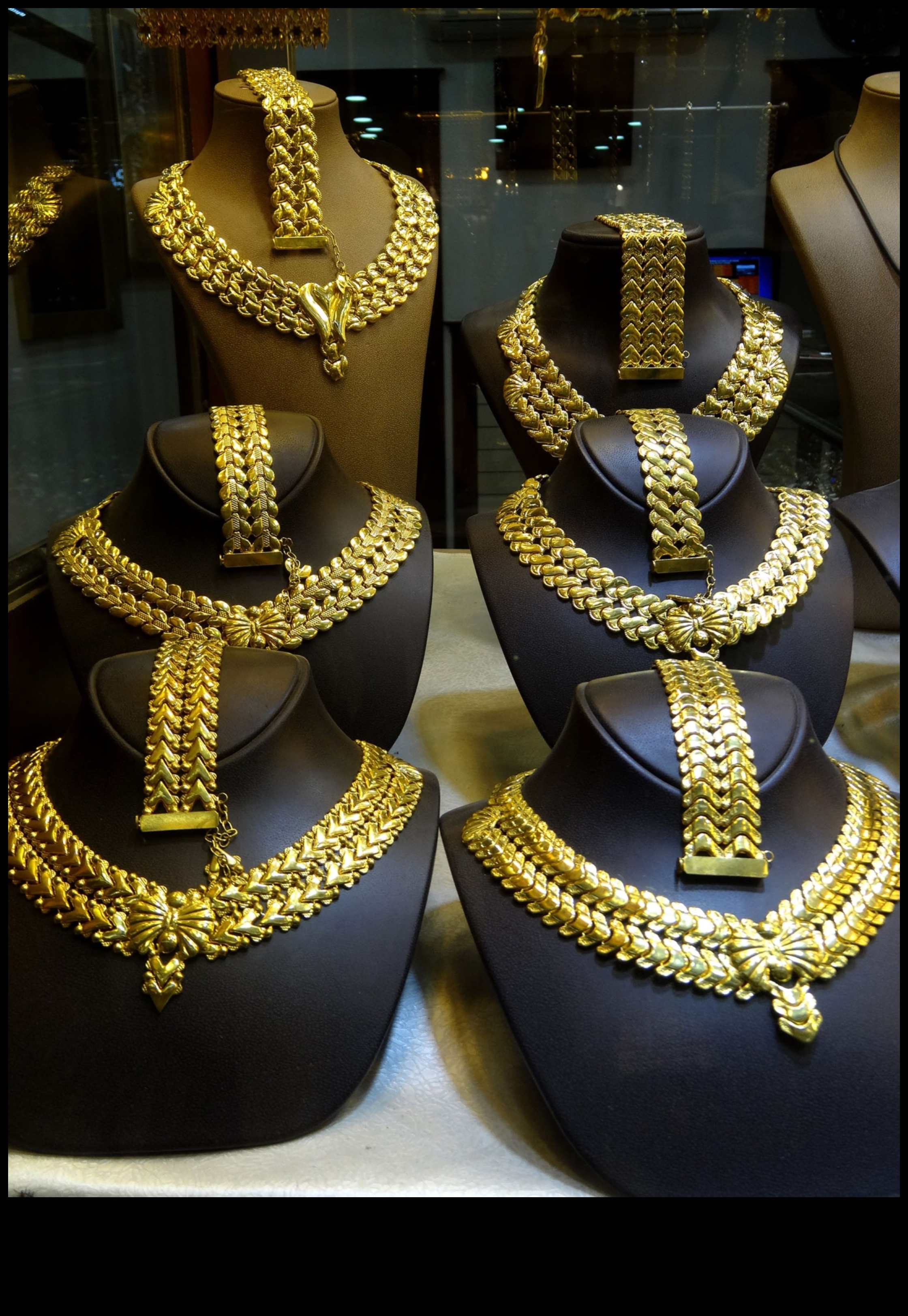 Εκθαμβωτική χλιδή: Αγκαλιάστε τη γοητεία των χρυσών κοσμημάτων