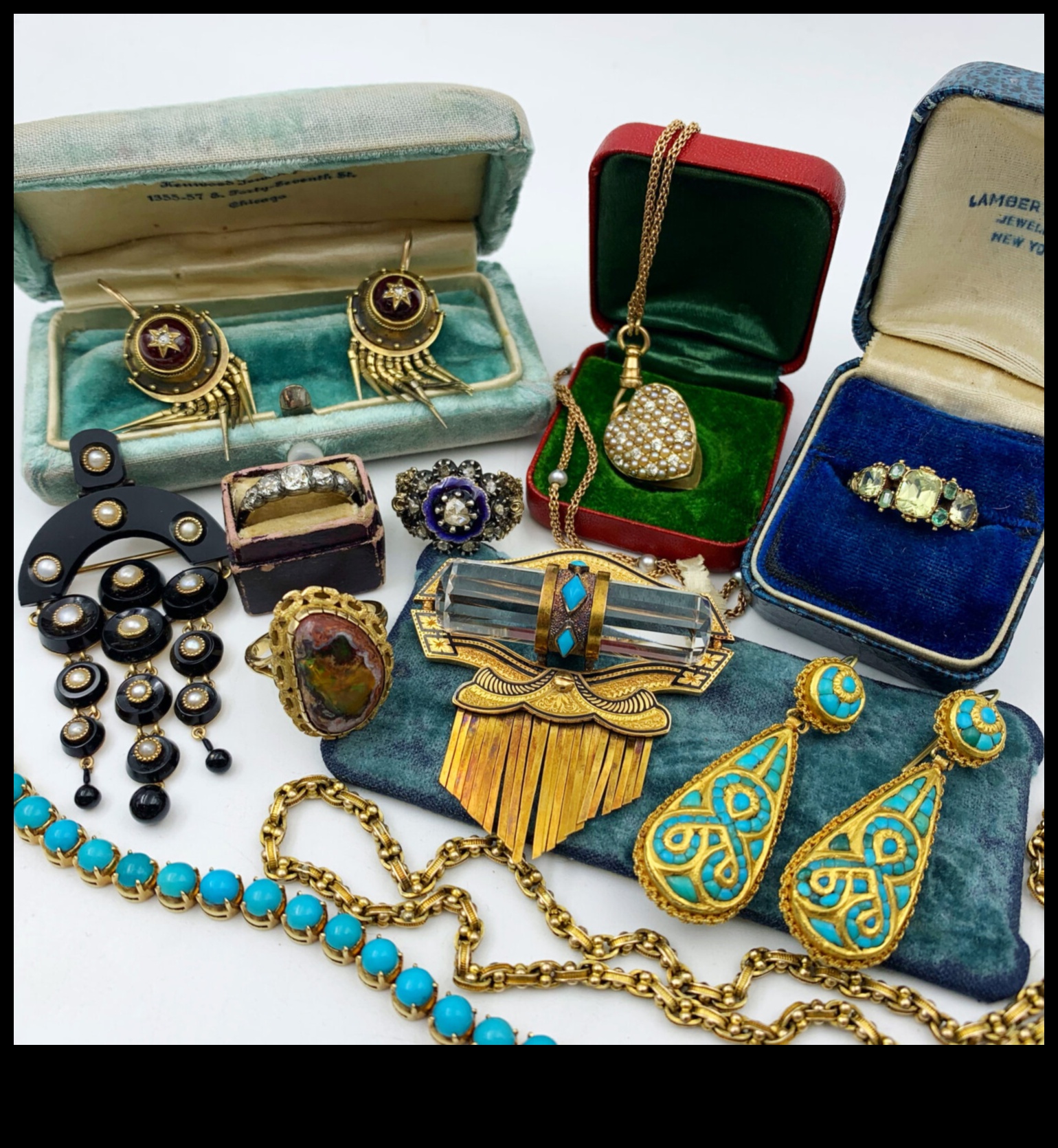 Retro Reverie: Antique Jewelry's Classic Revival