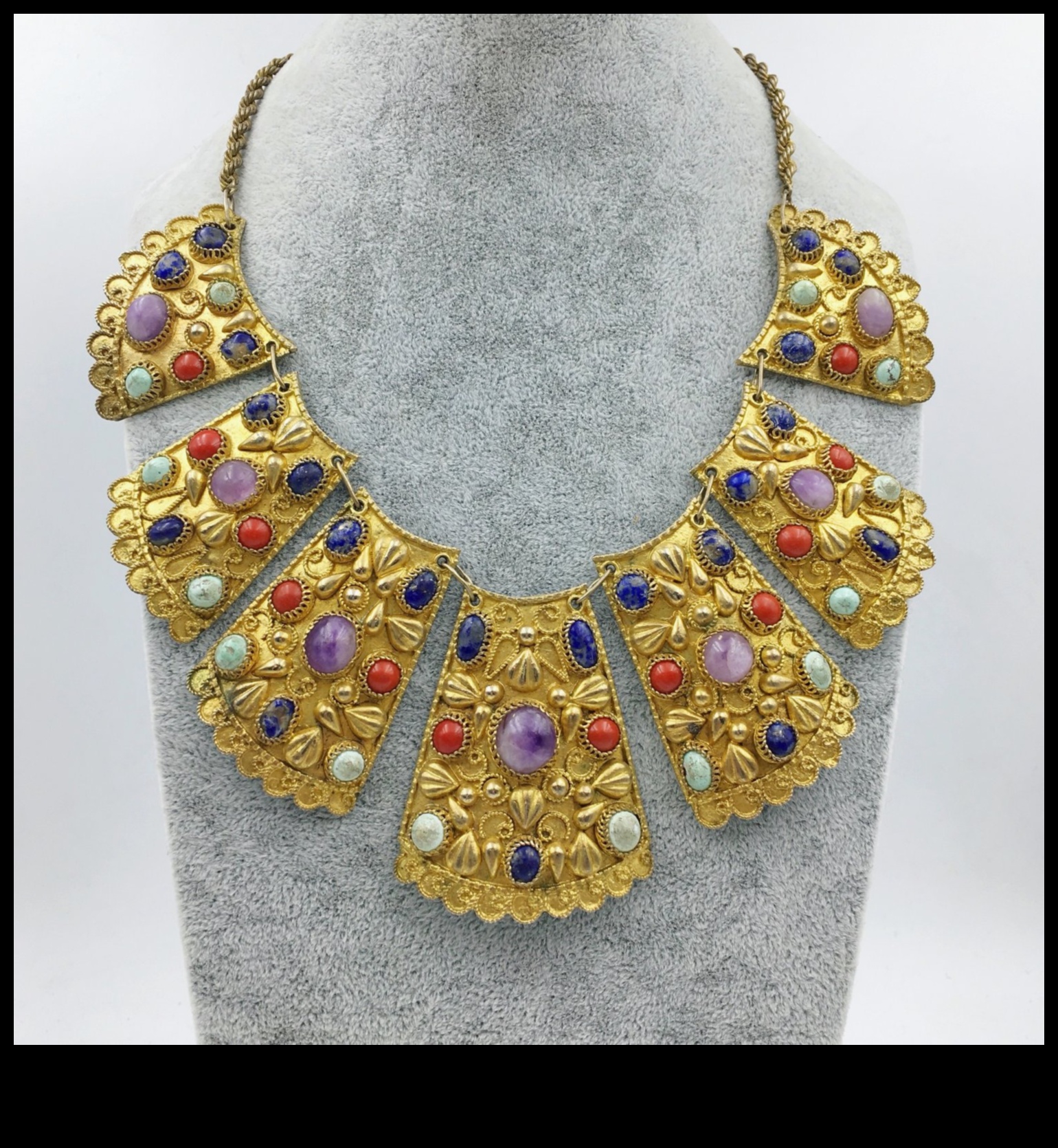 Retro Reverie: Antique Jewelry's Classic Revival