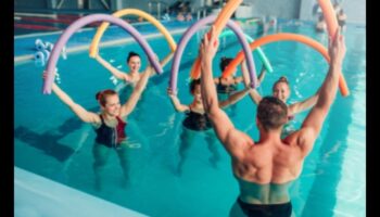 Aqua Aerobics: Προπονήσεις χαμηλής πρόσκρουσης στο νερό για διαχείριση βάρους
